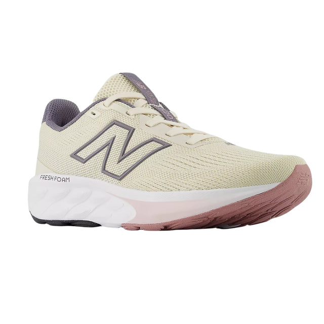 New Balance Fresh Foam 520 v9 on mukava ja monipuolinen juoksukenkä, joka on suunniteltu päivittäiseen käyttöön, kevyille juoksulenkeille sekä aktiiviseen arkeen. Malli yhdistää pehmeän Fresh Foam -välipohjan, hengittävän päällisen ja kevyen rakenteen, mikä tekee kengästä hyvän vaihtoehdon sekä juoksuun että kävelyyn.