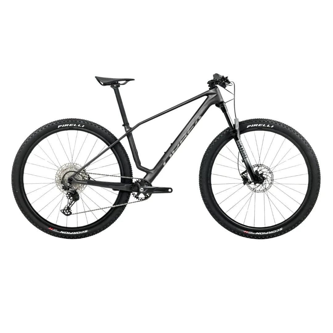 Orbea Alma M50 vuosimallia 2026 vie XC-ajon uudelle tasolle. Höyhenenkevyt hiilikuiturunko yhdistettynä moderniin 1×12 voimansiirtoon, hydraulisiin levyjarruihin ja 110 mm joustomatkaan tarjoaa salamannopean ja hallitun ajokokemuksen niin kilpailuissa kuin pitkillä maastolenkeillä.