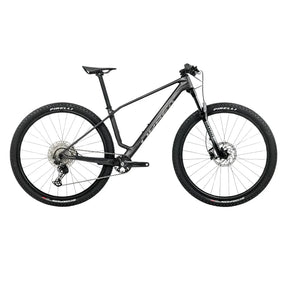 Orbea Alma M50 vuosimallia 2026 vie XC-ajon uudelle tasolle. Höyhenenkevyt hiilikuiturunko yhdistettynä moderniin 1×12 voimansiirtoon, hydraulisiin levyjarruihin ja 110 mm joustomatkaan tarjoaa salamannopean ja hallitun ajokokemuksen niin kilpailuissa kuin pitkillä maastolenkeillä.