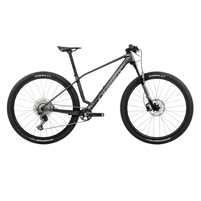 Orbea Alma M50 vuosimallia 2026 vie XC-ajon uudelle tasolle. Höyhenenkevyt hiilikuiturunko yhdistettynä moderniin 1×12 voimansiirtoon, hydraulisiin levyjarruihin ja 110 mm joustomatkaan tarjoaa salamannopean ja hallitun ajokokemuksen niin kilpailuissa kuin pitkillä maastolenkeillä.