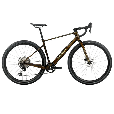 Orbea Terra M30TEAM 1X vuosimallia 2026 on moderni hiilikuituinen gravel pyörä, joka on suunniteltu ajajille jotka etsivät nopeaa, monipuolista ja kestävää pyörää sorateille, poluille ja maantielle. Uudistunut Orbea Terra yhdistää kevyen OMR hiilikuiturungon, luotettavan Shimano GRX 1x12 gravel vaihteiston ja erinomaisen ajomukavuuden pitkille seikkailuille.
