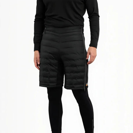 Rukka Tarvaala keinountuvashortsit unisex ovat kevyt mutta tehokkaasti lämmittävä valinta talviliikuntaan ja ulkoiluun. Nämä unisex toppashortsit on suunniteltu kylmiin olosuhteisiin, kun tarvitset lisälämpöä reisien alueelle ilman raskasta tai hiostavaa tunnetta.