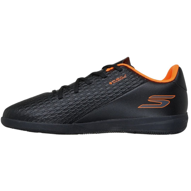 Skechers SKX 2 Jr Youth IC on kevyt ja ketterä lasten jalkapallokenkä, joka on suunniteltu erityisesti sisäpeleihin, futsaliin ja muille tasaisille koville pelialustoille. Kengässä yhdistyvät kevyt rakenne, tarkka pallokosketus ja monisuuntainen pito, joten se sopii junioripelaajalle, joka haluaa hallita palloa nopeasti ja liikkua kentällä vaivattomasti.