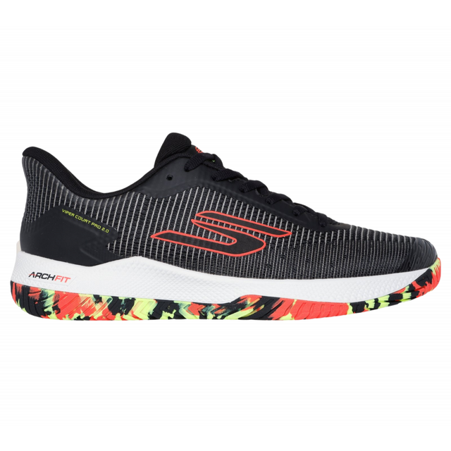 Skechers Viper Court Pro 2.0 on suorituskykyinen yleiskenkä, joka on suunniteltu sisä-ja ulkokenttien nopeaan peliin. Malli soveltuu, salibandyyn, lentopalloon, padeliin, että massakentälle tennikseen, joten kenkä toimii monipuolisesti erilaisissa mailapeleissä.