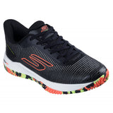 Skechers Viper Court Pro 2.0 on suorituskykyinen yleiskenkä, joka on suunniteltu sisä-ja ulkokenttien nopeaan peliin. Malli soveltuu, salibandyyn, lentopalloon, padeliin, että massakentälle tennikseen, joten kenkä toimii monipuolisesti erilaisissa mailapeleissä.