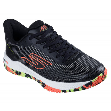 Skechers Viper Court Pro 2.0 on suorituskykyinen yleiskenkä, joka on suunniteltu sisä-ja ulkokenttien nopeaan peliin. Malli soveltuu, salibandyyn, lentopalloon, padeliin, että massakentälle tennikseen, joten kenkä toimii monipuolisesti erilaisissa mailapeleissä.
