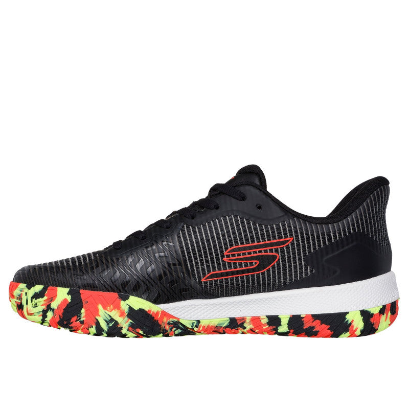 Skechers Viper Court Pro 2.0 on suorituskykyinen yleiskenkä, joka on suunniteltu sisä-ja ulkokenttien nopeaan peliin. Malli soveltuu, salibandyyn, lentopalloon, padeliin, että massakentälle tennikseen, joten kenkä toimii monipuolisesti erilaisissa mailapeleissä.