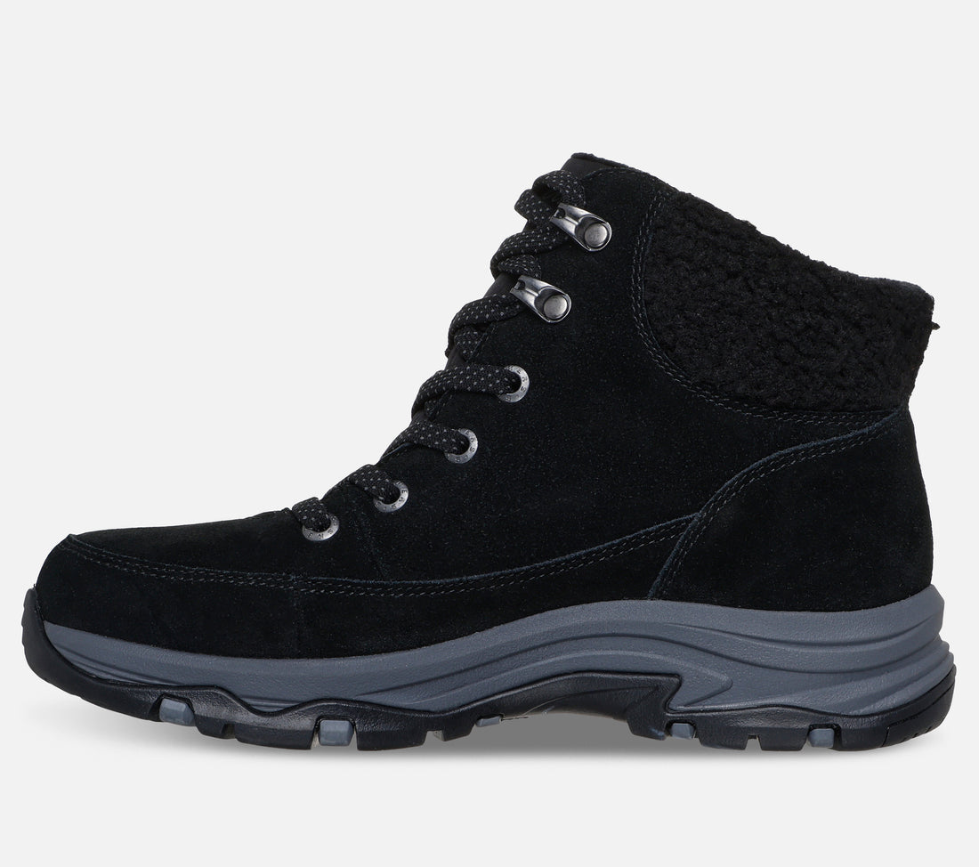 Skechers Hands Free Slip-ins Trego Snow Breeze Waterproof on naisten vedenpitävä talvikenkä, jossa yhdistyvät helppo jalkaan pukeminen, lämmin vuori ja tilava istuvuus. Musta mokkanahkapäällinen, pehmeä tekoturkiskaulus ja rennon sporttinen ulkonäkö tekevät kengästä käytännöllisen valinnan talven arkeen ja ulkoiluun.