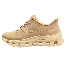 Skechers Slip-ins Glide-Step Pro yhdistää helpon hands free pukemisen, pehmeän vaimennuksen ja joustavan rakenteen kenkään, joka sopii erityisesti arkikävelyyn, vapaa aikaan ja aktiiviseen päivittäiseen käyttöön. Soft Mist Natural sävy antaa kengälle helposti yhdisteltävän ilmeen, kun taas Glide-Step rakenne tuo askeleeseen pehmeää ja luonnollista etenemistä.