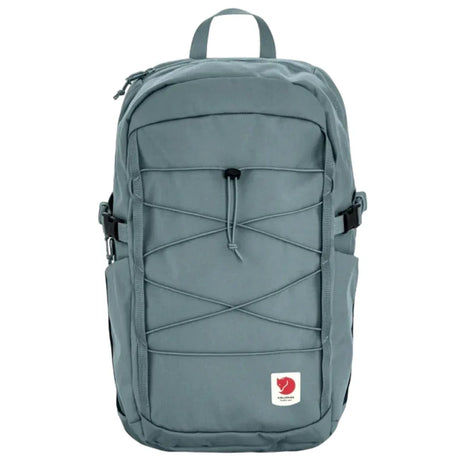 Fjällräven Skule 24 on kevyt ja kestävä päiväreppu, joka sopii yhtä hyvin arkeen, työmatkoille kuin kevyille retkille. 24 litran tilavuus tarjoaa riittävästi tilaa päivittäisille varusteille, ja käytännöllinen taskujärjestelmä helpottaa tavaroiden järjestämistä.