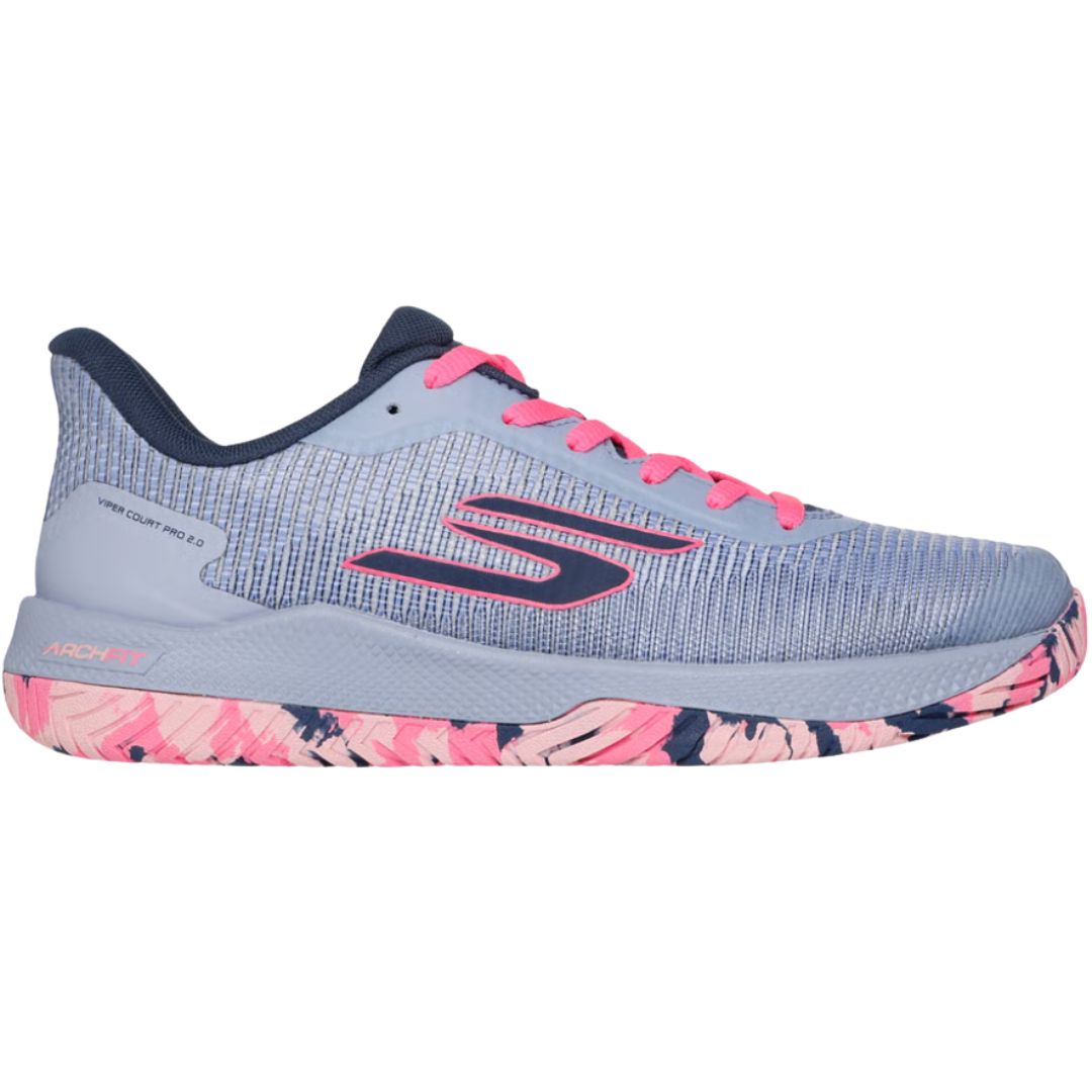 Skechers Viper Court Pro 2.0 on suorituskykyinen yleiskenkä, joka on suunniteltu sisä-ja ulkokenttien nopeaan peliin. Malli soveltuu, salibandyyn, lentopalloon, padeliin, että massakentälle tennikseen, joten kenkä toimii monipuolisesti erilaisissa mailapeleissä.