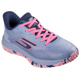 Skechers Viper Court Pro 2.0 on suorituskykyinen yleiskenkä, joka on suunniteltu sisä-ja ulkokenttien nopeaan peliin. Malli soveltuu, salibandyyn, lentopalloon, padeliin, että massakentälle tennikseen, joten kenkä toimii monipuolisesti erilaisissa mailapeleissä.