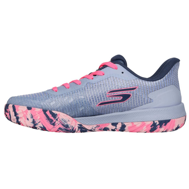 Skechers Viper Court Pro 2.0 on suorituskykyinen yleiskenkä, joka on suunniteltu sisä-ja ulkokenttien nopeaan peliin. Malli soveltuu, salibandyyn, lentopalloon, padeliin, että massakentälle tennikseen, joten kenkä toimii monipuolisesti erilaisissa mailapeleissä.