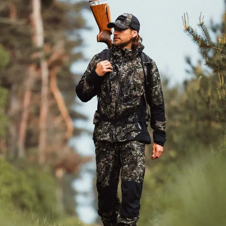 Alaska 1795 Superior Pro BlindTech Invisible II on tekninen miesten metsästystakki, joka on suunniteltu vaativiin pohjoismaisiin metsästysolosuhteisiin. Takki yhdistää hiljaisen rakenteen, korkean vedenpitävyyden ja erinomaisen hengittävyyden aktiiviseen metsästykseen tilanteissa, joissa liikkuminen, sääsuoja ja huomaamattomuus ovat ratkaisevia.