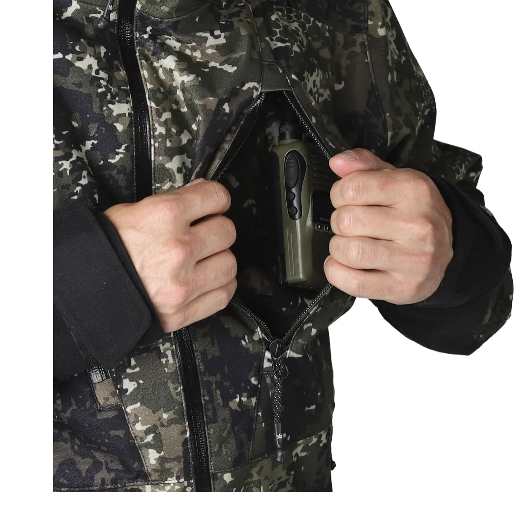 Alaska 1795 Superior Pro BlindTech Invisible II on tekninen miesten metsästystakki, joka on suunniteltu vaativiin pohjoismaisiin metsästysolosuhteisiin. Takki yhdistää hiljaisen rakenteen, korkean vedenpitävyyden ja erinomaisen hengittävyyden aktiiviseen metsästykseen tilanteissa, joissa liikkuminen, sääsuoja ja huomaamattomuus ovat ratkaisevia.