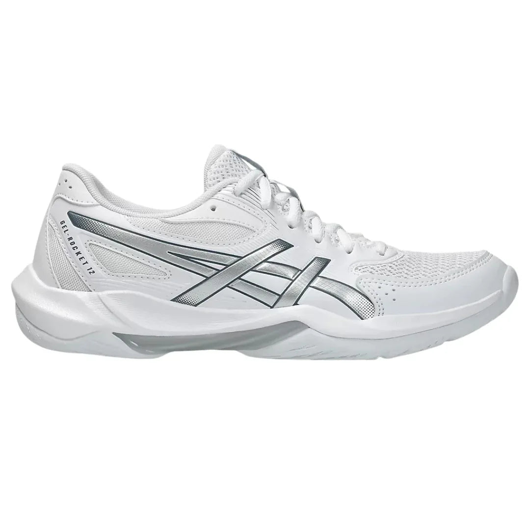 ASICS Gel-Rocket 12 on kevyt ja vakaa sisäpelikenkä, joka on suunniteltu tarjoamaan erinomainen tasapaino pidon, joustavuuden ja iskunvaimennuksen välillä. Malli sopii erityisesti lajeihin, joissa vaaditaan nopeita sivuttaisliikkeitä ja hyvää kenttätuntumaa, kuten salibandy, lentopallo ja käsipallo.