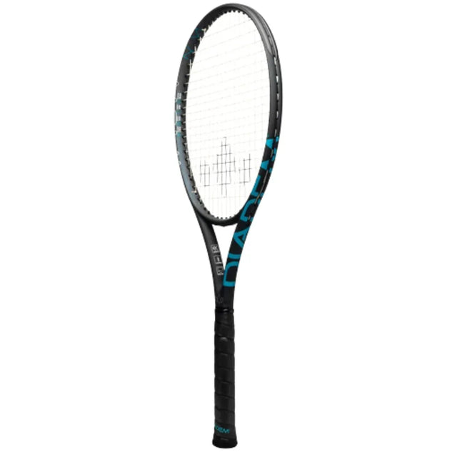 Diadem Nova V3 Plus tennismaila on suunniteltu pelaajalle, joka haluaa hallita takakentän peliä voimakkailla lyönneillä, tarkalla osumatuntumalla ja erinomaisella vakaudella. Tavallista pidempi 27,5 tuuman runko lisää ulottuvuutta sekä syötöissä että peruslyönneissä, mikä auttaa luomaan enemmän voimaa ja kierrettä jokaisessa lyönnissä.