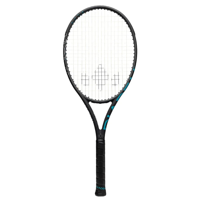 Diadem Nova V3 Tour tennismaila on suunniteltu vaativille kilpapelaajille ja aktiivisille harrastajille, jotka etsivät maksimaalista voimaa, vakautta ja tarkkuutta ilman kompromisseja pelituntumassa. Nova V3 Tour on Nova malliston tehokkain vaihtoehto, jossa suurempi massa yhdistyy erinomaiseen käsiteltävyyteen ja räjähtävään suorituskykyyn.