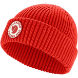 Fjällräven 1960 Lite Logo Hat on pehmeä ja lämmin unisex-pipo jokapäiväiseen ulkoiluun, retkeilyyn ja vapaa-aikaan. Ribbipipo on valmistettu jäljitettävän villan ja luomupuuvillan miellyttävästä sekoitteesta, joka tarjoaa lämpöä ja auttaa siirtämään kosteutta pois iholta. Kevyen rakenteensa ansiosta pipo sopii erinomaisesti käytettäväksi erityisesti syksyllä ja keväällä sekä viileinä kesäpäivinä.