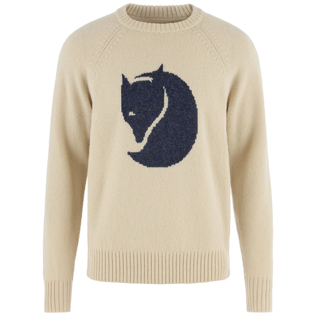 Fjällräven Logo Knit Sweater M on laadukas miesten villaneule, joka yhdistää merinovillan ja Shetlanninvillan luonnolliset ominaisuudet kestävään ja ajattomaan Fjällräven tyyliin. Keskipaksu rakenne tekee neuleesta monipuolisen välikerroksen, jota voi käyttää sellaisenaan tai ulkoilutakin alla viileämmällä säällä.