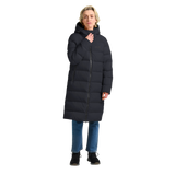 Jack Wolfskin Frozen Palace Coat W RDS on naisten pitkä ja lämmin untuvatakki kylmiin talvipäiviin. Takissa yhdistyvät kevyt 700 cuin ankanuntuvatäyte, tuulenpitävä ja vettähylkivä TEXASHIELD-päällismateriaali sekä käytännölliset säädettävät yksityiskohdat. Hieman pidempi mitoitus suojaa hyvin kylmältä ja tekee takista erinomaisen valinnan talven ulkoiluun, kaupungille ja jokapäiväiseen käyttöön.