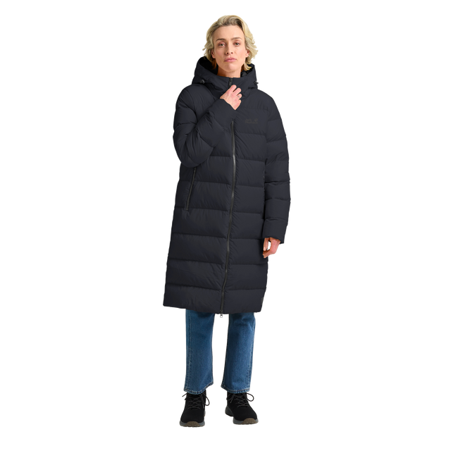 Jack Wolfskin Frozen Palace Coat W RDS on naisten pitkä ja lämmin untuvatakki kylmiin talvipäiviin. Takissa yhdistyvät kevyt 700 cuin ankanuntuvatäyte, tuulenpitävä ja vettähylkivä TEXASHIELD-päällismateriaali sekä käytännölliset säädettävät yksityiskohdat. Hieman pidempi mitoitus suojaa hyvin kylmältä ja tekee takista erinomaisen valinnan talven ulkoiluun, kaupungille ja jokapäiväiseen käyttöön.