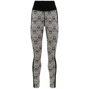 Kari Traa Anna High Waist Pants ovat naisten merinovillaiset kerrastohousut, jotka yhdistävät erinomaisen lämmöneristyksen, pehmeän käyttötuntuman ja näyttävän pohjoismaisen kuosin. 100 % merinovillasta valmistetut housut sopivat erinomaisesti hiihtoon, lasketteluun, retkeilyyn ja talven ulkoiluhetkiin.