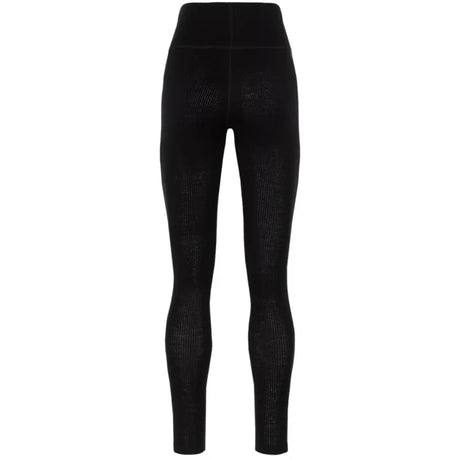 Kari Traa Anna High Waist Pants ovat naisten merinovillaiset kerrastohousut, jotka yhdistävät erinomaisen lämmöneristyksen, pehmeän käyttötuntuman ja näyttävän pohjoismaisen kuosin. 100 % merinovillasta valmistetut housut sopivat erinomaisesti hiihtoon, lasketteluun, retkeilyyn ja talven ulkoiluhetkiin.