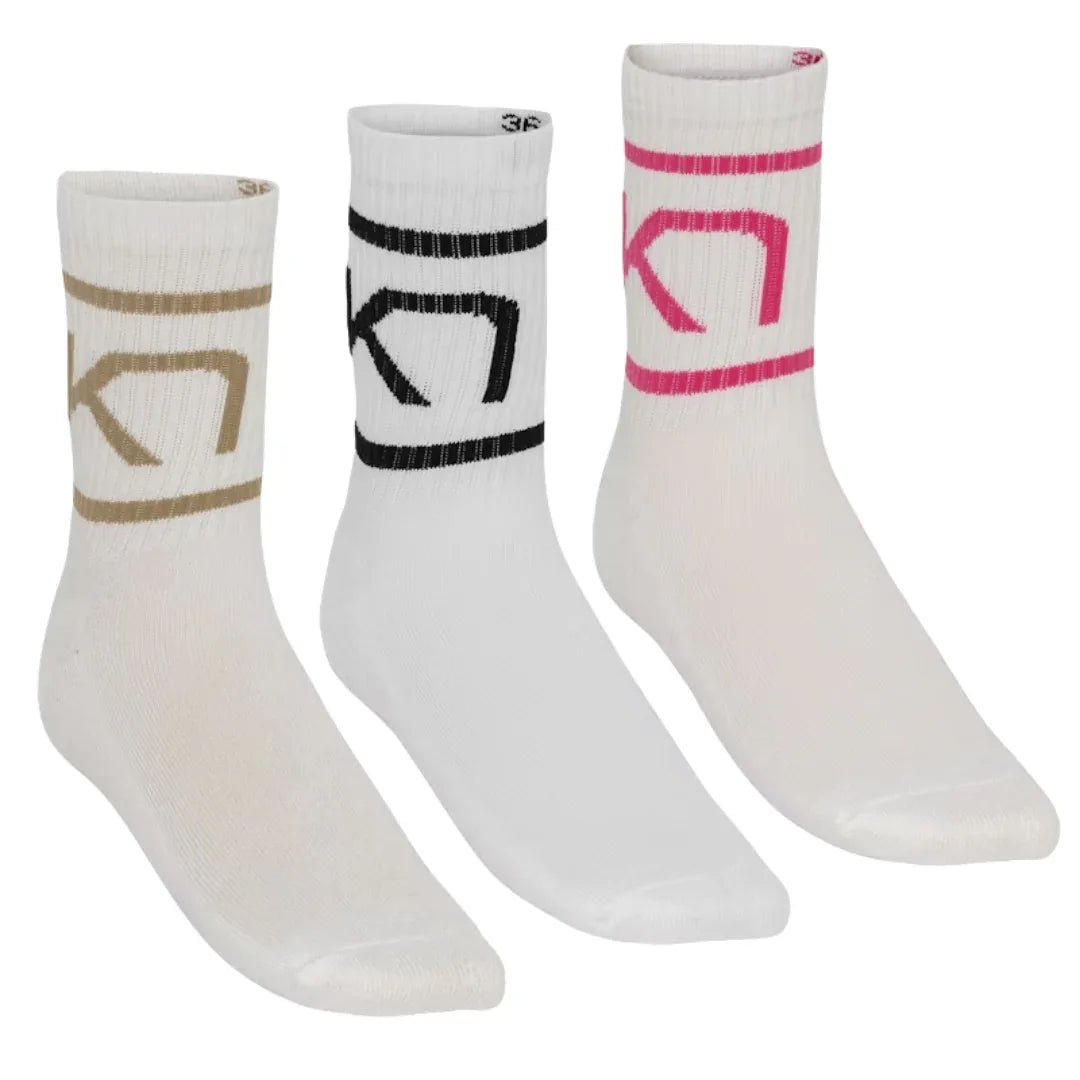 Tennis Sock 3pk on kolmen parin setti klassisia ja mukavia urheilusukkia pehmeästä puuvillasta. Hengittävä puuvilla varmistaa hyvän ilmanvaihdon, kun taas froteekangas sisäpuolella tarjoaa lisämukavuutta. 