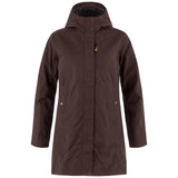 Fjällräven Kiruna Padded Parka W on pitkä ja kevyesti topattu naisten parkatakki kylmiin vuodenaikoihin. Kestävä G-1000 Original -ulkokangas suojaa tuulelta ja hylkii sadetta, kun taas PrimaLoft Black Insulation with P.U.R.E. Technology -keinokuitutäyte tuo lämpöä myös kosteissa olosuhteissa.