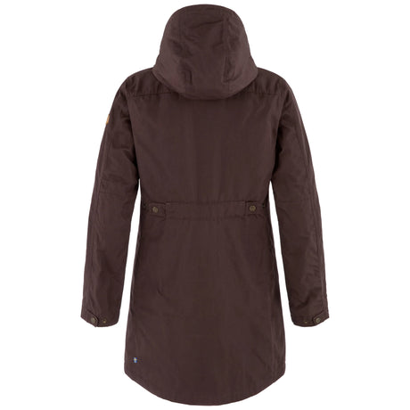 Fjällräven Kiruna Padded Parka W on pitkä ja kevyesti topattu naisten parkatakki kylmiin vuodenaikoihin. Kestävä G-1000 Original -ulkokangas suojaa tuulelta ja hylkii sadetta, kun taas PrimaLoft Black Insulation with P.U.R.E. Technology -keinokuitutäyte tuo lämpöä myös kosteissa olosuhteissa.