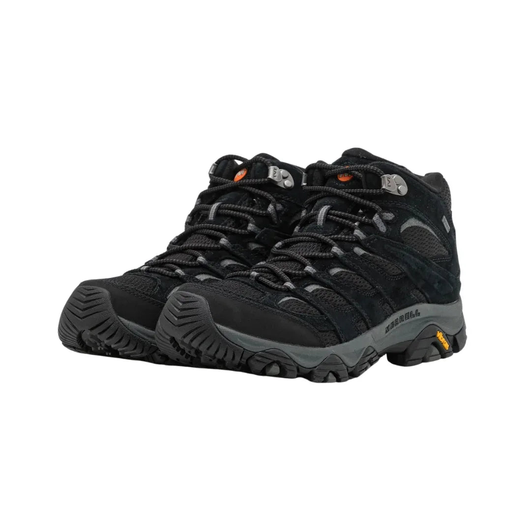 Miesten Merrell Moab 3 Mid GTX vaelluskengät edustavat tämän ikonisen vaelluskengän kehityksen seuraavaa askelta ja on suunniteltu miesten jalkaan sopivalla tukevalla ja vakaalla istuvuudella. Hyväksi todettua rakennetta on päivitetty parannetulla vakaudella ja pitkäkestoisella käyttömukavuudella. Valettu nylonkaarituki tukee jalkaa epätasaisessa maastossa ja irrotettava muotoiltu pohjallinen vahvistetulla kantapäätyynyllä lisää tukea pitkillä vaelluksilla ja raskaammassa käytössä.