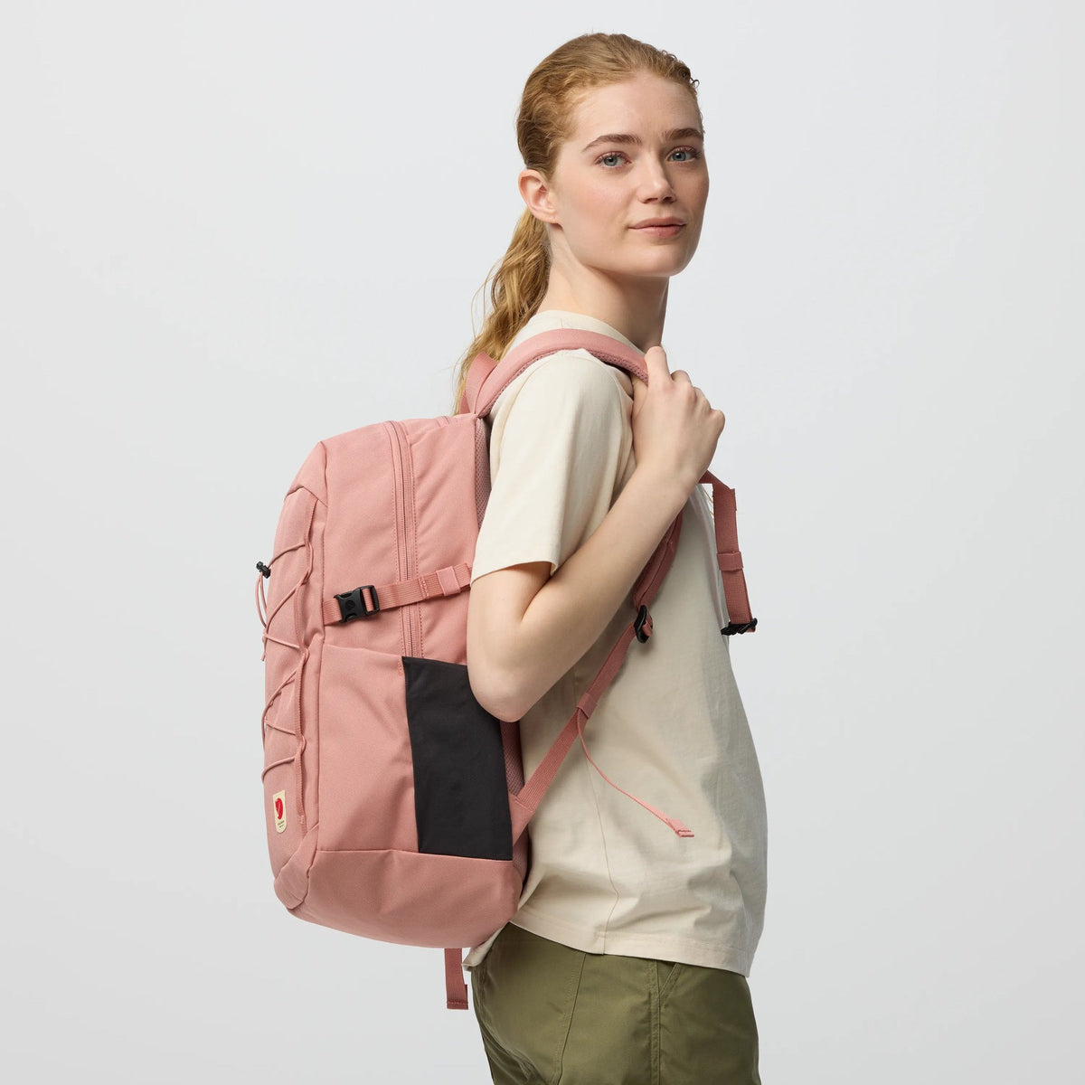 Fjällräven Skule 24 on kevyt ja kestävä päiväreppu, joka sopii yhtä hyvin arkeen, työmatkoille kuin kevyille retkille. 24 litran tilavuus tarjoaa riittävästi tilaa päivittäisille varusteille, ja käytännöllinen taskujärjestelmä helpottaa tavaroiden järjestämistä.