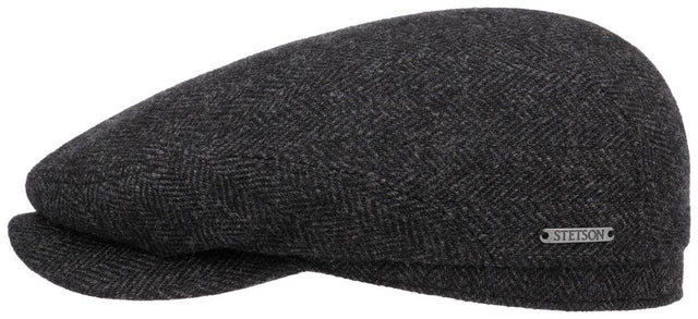 Stetson Driver Cap Wool Herringbone 311 on ajaton villainen flat cap lippalakki, jossa yhdistyvät laadukas villakangas, klassinen kalanruotokuvio ja huoliteltu muotoilu. Antrasiitinharmaa sävy sopii helposti yhteen niin rentojen arkivaatteiden kuin siistimmän pukeutumisen kanssa