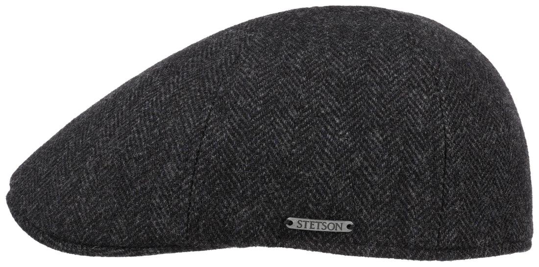 Stetson Texas Wool Herringbone on ajaton ja tyylikäs villainen flat cap eli lätsä, jossa yhdistyvät laadukas luonnonmateriaali, klassinen kalanruotokuvio ja Stetsonille tunnusomainen viimeistely. Kapealinjainen Texas-malli istuu lähelle päätä ja antaa lakille tunnistettavan, hieman eteenpäin suuntautuvan duckbill-muodon.