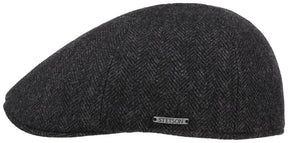 Stetson Texas Wool Herringbone on ajaton ja tyylikäs villainen flat cap eli lätsä, jossa yhdistyvät laadukas luonnonmateriaali, klassinen kalanruotokuvio ja Stetsonille tunnusomainen viimeistely. Kapealinjainen Texas-malli istuu lähelle päätä ja antaa lakille tunnistettavan, hieman eteenpäin suuntautuvan duckbill-muodon.